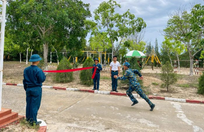 Kiểm tra thực hành huấn luyện quân sự.