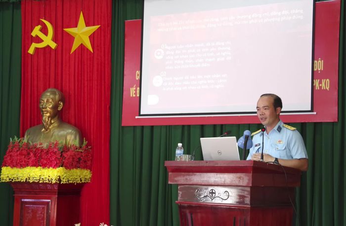 Kiểm tra thực hành giảng bài chính trị.
