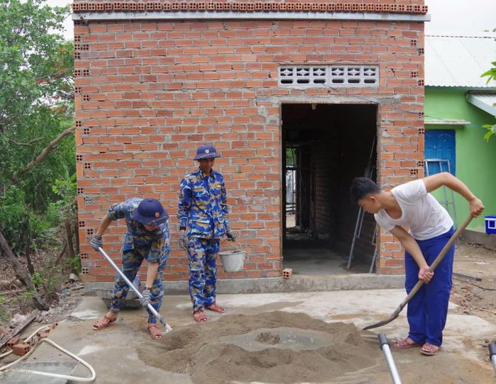 Cán bộ, chiến sĩ thi công công trình.