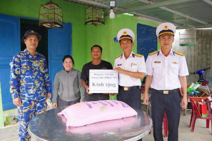 Tặng quà cho gia đình chính sách được xây nhà.