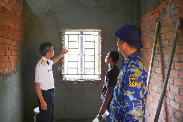 Thượng tá Hoàng Trần Lương kiểm tra tiến độ công trình.
