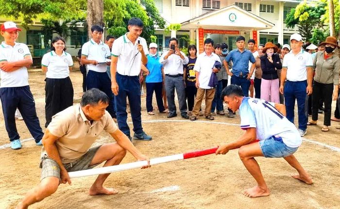 Các vận động viên tranh tài môn đẩy gậy.