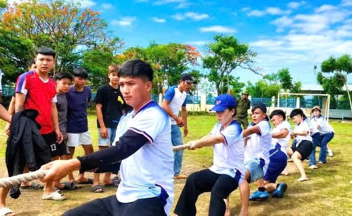 Các đội tranh tài môn kéo co.