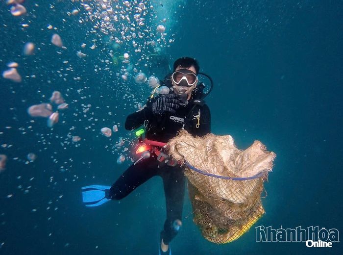 Thu gom rác thải dưới đáy biển ở vịnh Nha Trang.