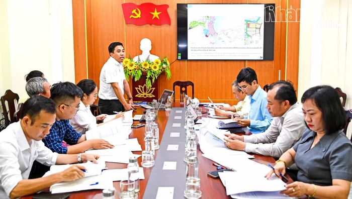 Đại diện đơn vị tư vấn Dự án Trường Đại học Luật TP. Hồ Chí Minh trình bày tại cuộc họp.