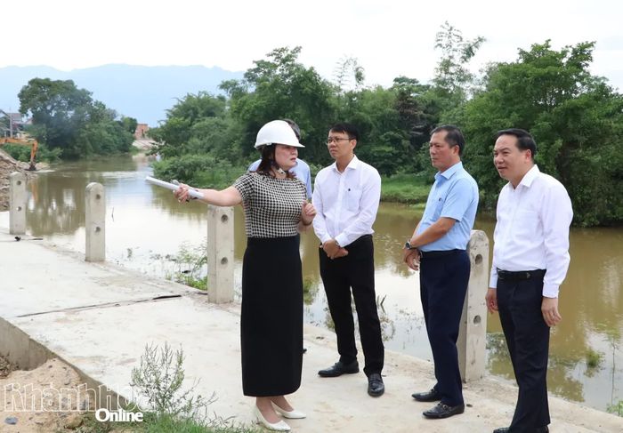 Đồng chí Hồ Xuân Trường kiểm tra tại công trình kè chống sạt lở sông Lốt.