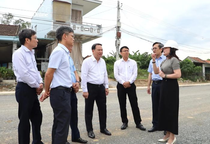 Đồng chí Hồ Xuân Trường kiểm tra tại công trình đường Minh Mạng.