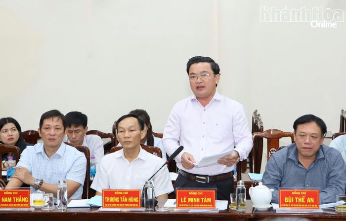 Lãnh đạo phường Đông Ninh Hòa báo cáo tại buổi làm việc.