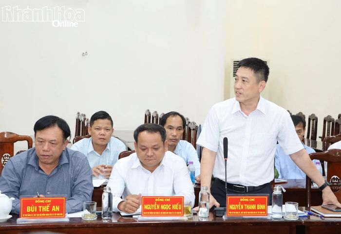Lãnh đạo xã Tây Ninh Hòa báo cáo tại buổi làm việc.