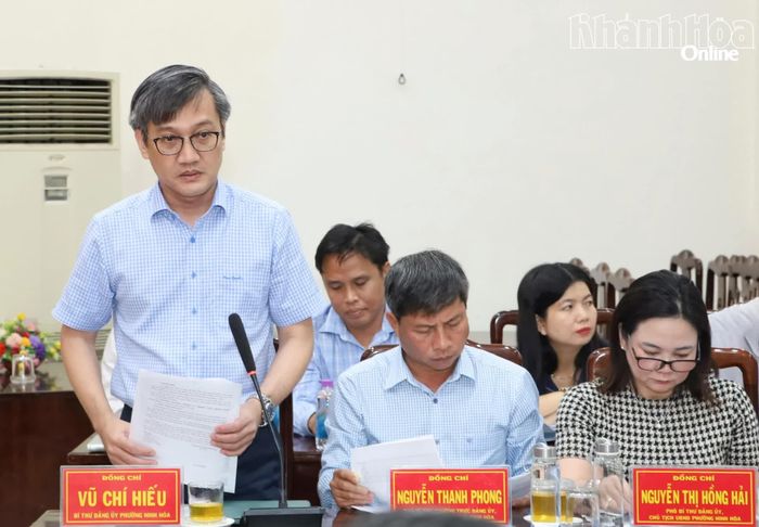 Lãnh đạo phường Ninh Hòa báo cáo tại buổi làm việc.