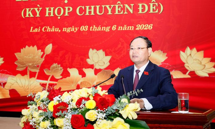 Đồng chí Lê Minh Ngân - Ủy viên Ban Chấp hành Trung ương Đảng, Bí thư Tỉnh ủy, Chủ tịch HĐND tỉnh phát biểu khai mạc kỳ họp. 