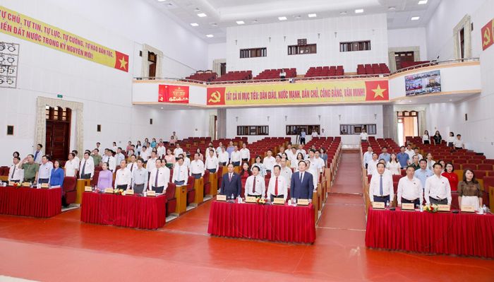 Đại biểu thực hiện nghi thức chào cờ. 