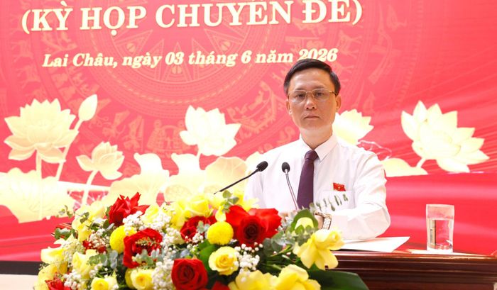 Đồng chí Dương Quốc Hoàn - Trưởng Ban Kinh tế - Ngân sách, HĐND tỉnh trình bày tờ trình thuộc thẩm quyền của Ban.