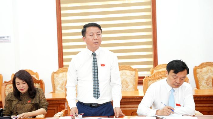 Đại biểu tham gia ý kiến tại Tổ thảo luận số 4.