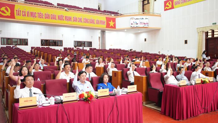 Đại biểu HĐND tỉnh biểu quyết thông qua các nghị quyết tại kỳ họp.