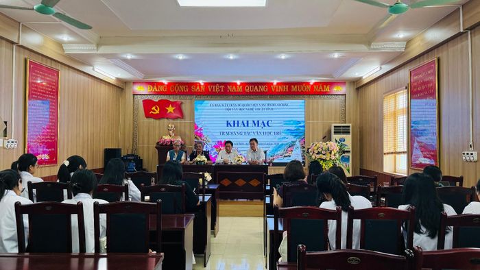 Các nhà văn, nhà thơ Hội Nhà văn Việt Nam chia sẻ kinh nghiệm, kỹ năng cơ bản trong sáng tác thơ, văn xuôi, truyện ngắn.