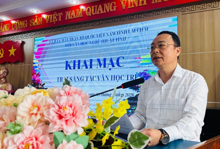 Đồng chí Phạm Văn Hải, Chủ tịch Hội VHNT tỉnh phát biểu khai mạc Trại sáng tác văn học trẻ.