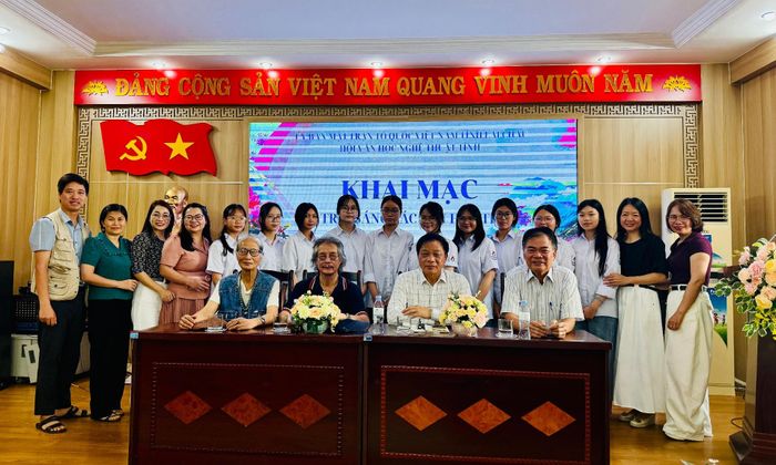 Đại biểu và các em học sinh tham gia Trại sáng tác văn học trẻ chụp ảnh lưu niệm.