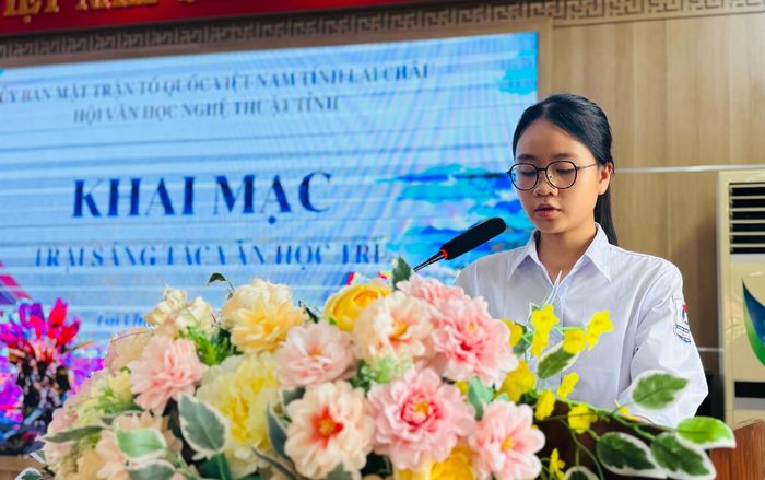 Em Phạm Khánh Vy - học sinh lớp 10 Chuyên văn Trường THPT Chuyên Lê Quý Đôn phát biểu cảm tưởng tại Trại sáng tác văn học trẻ.