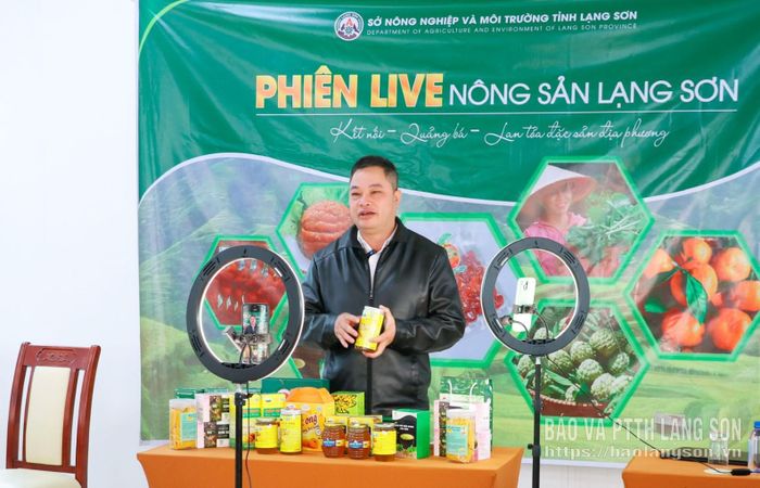 Giám đốc HTX sản xuất và dịch vụ nông nghiệp Quảng Hồng (phường Lương Văn Tri) thực hành livestream bán hàng tại lớp tập huấn phương pháp làm chủ kênh bán hàng online (trực tuyến)