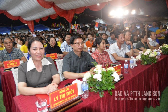 Các đại biểu tham dự chương trình khai mạc