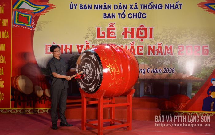 Lãnh đạo UBND xã Thống Nhất đánh trống khai hội