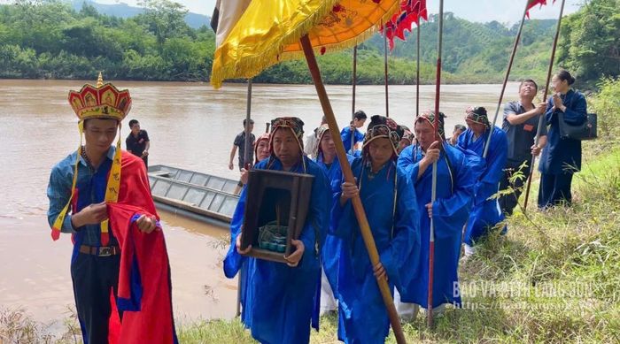Nghi lễ rước Thần Rắn tại lễ hội Đình Vằng Khắc