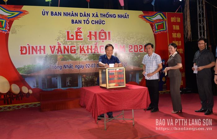 Các đại biểu ủng hộ trùng tu, tôn tạo Đình Khau Ngòa, xã Thống Nhất