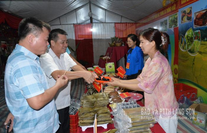 Người dân tham quan các gian hàng quảng bá ẩm thực địa phương tại lễ hội