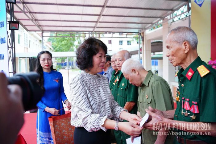 Đồng chí Nguyễn Thị Hoàng Vân, Phó Bí thư Đảng ủy Các cơ quan Đảng Trung ương trao quà cho thương binh, bệnh binh