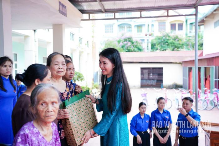Đồng chí Đoàn Thu Hà, Phó Bí thư Tỉnh ủy, Trưởng Đoàn đại biểu Quốc hội tỉnh, Chủ tịch Ủy ban MTTQ Việt Nam tỉnh trao quà cho các gia đình có hoàn cảnh khó khăn