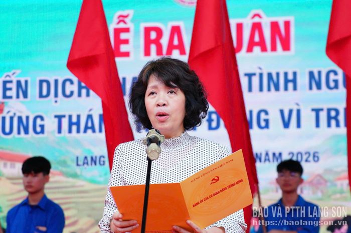 Đồng chí Nguyễn Thị Hoàng Vân, Phó Bí thư Đảng ủy Các cơ quan Đảng Trung ương phát biểu chỉ đạo tại lễ ra quân