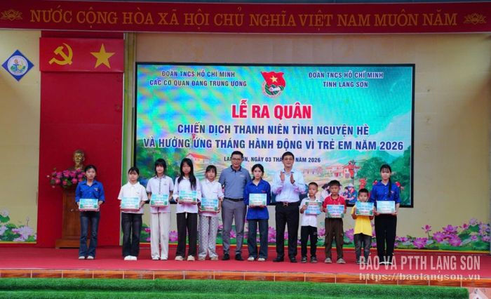 Ban tổ chức chương trình trao quà cho thiếu nhi vượt khó học tốt