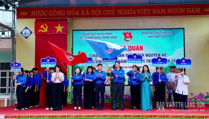 Các đồng chí lãnh đạo trao cờ lệnh xuất quân Chiến dịch Thanh niên tình nguyện hè năm 2026 cho hai đơn vị đoàn