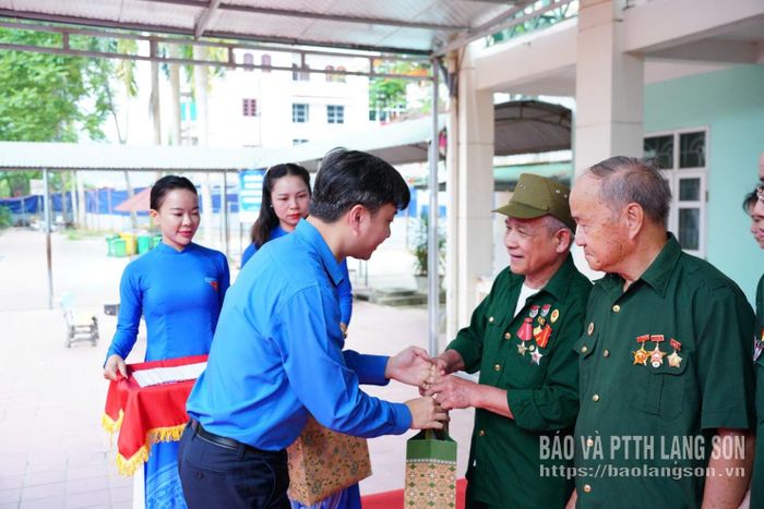 Đồng chí Nguyễn Minh Triết, Ủy viên dự khuyết Ban Chấp hành Trung ương Đảng, Bí thư Thường trực Ban Chấp hành Trung ương Đoàn, Chủ tịch Trung ương Hội Sinh viên Việt Nam trao quà cho thương binh, bệnh binh tại buổi lễ