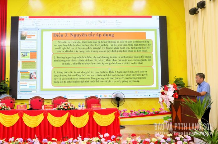 Đại diện Sở Nông nghiệp và Môi trường giới thiệu Nghị quyết 02/2026/NQ-HĐND của HĐND tỉnh về một số chính sách hỗ trợ đầu tư vào nông nghiệp trên địa bàn tỉnh giai đoạn 2026 - 2030 tới các cử tri