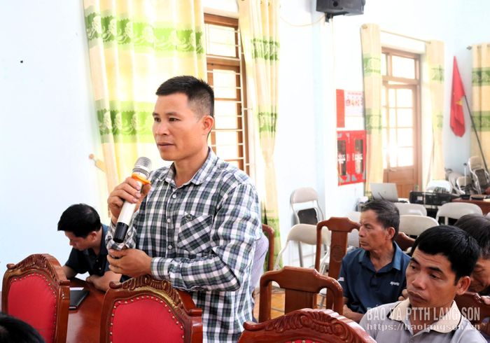 Cử tri thôn Nà Tèn phát biểu ý kiến tại hội nghị