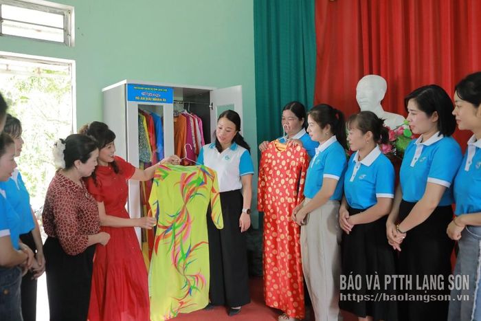 Đại diện Hội Doanh nhân nữ tỉnh và Hội LHPN tỉnh trao tặng "Tủ áo dài nhân ái" cho Chi hội Phụ nữ thôn Bản Chang, xã Hoàng Văn Thụ