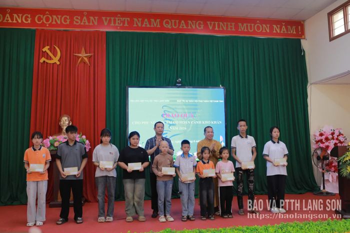 Đại diện Ban Trị sự Giáo hội Phật giáo Việt Nam tỉnh và đại diện lãnh đạo xã Hoàng Văn Thụ trao quà cho trẻ em có hoàn cảnh khó khăn trên địa bàn xã Hoàng Văn Thụ