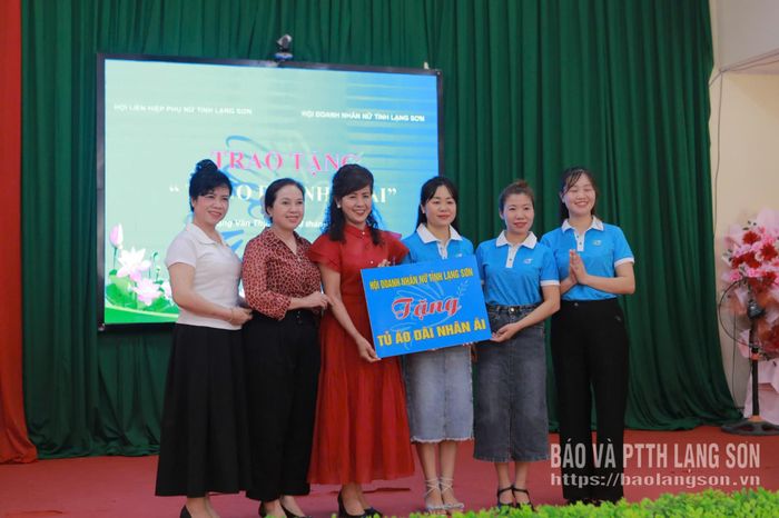 Đại diện Hội Doanh nhân nữ tỉnh trao biểu trưng "Tủ áo dài nhân ái" cho Chi hội Phụ nữ thôn Bản Chang, xã Hoàng Văn Thụ