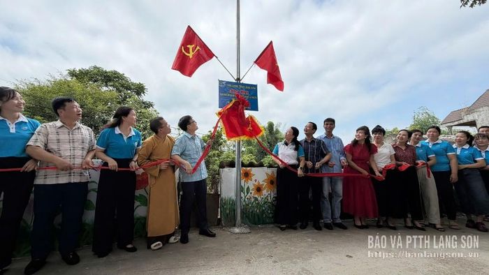 Các đại biểu kéo băng khánh thành công trình "An toàn - Sáng - Xanh - Sạch - Đẹp" tại thôn Bản Chang, xã Hoàng Văn Thụ