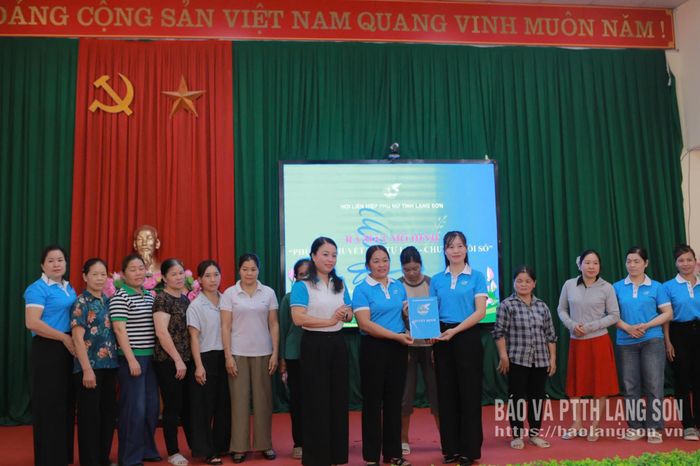 Lãnh đạo Hội LHPN tỉnh và Hội LHPN xã Hoàng Văn Thụ trao quyết định ra mắt mô hình "Phụ nữ khuyết tật tự lực - Chuyển đổi số"