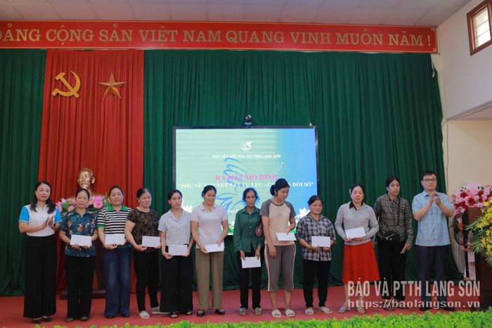 Lãnh đạo Hội LHPN tỉnh và UBND xã Hoàng Văn Thụ trao quà cho phụ nữ khuyết tật trên địa bàn xã Hoàng Văn Thụ