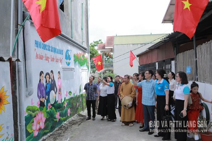 Các đại biểu tham quan công trình "An toàn - Sáng - Xanh - Sạch - Đẹp" tại thôn Bản Chang, xã Hoàng Văn Thụ