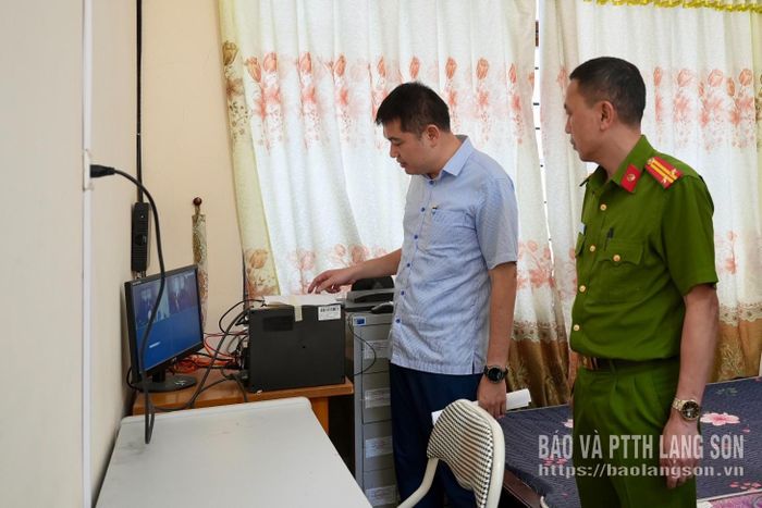 Đoàn kiểm tra hệ thống camera tại điểm thi Trường THPT Chi Lăng