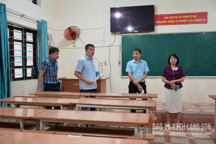 Các thành viên đoàn kiểm tra phòng thi tại điểm thi Trường THPT Đồng Bành