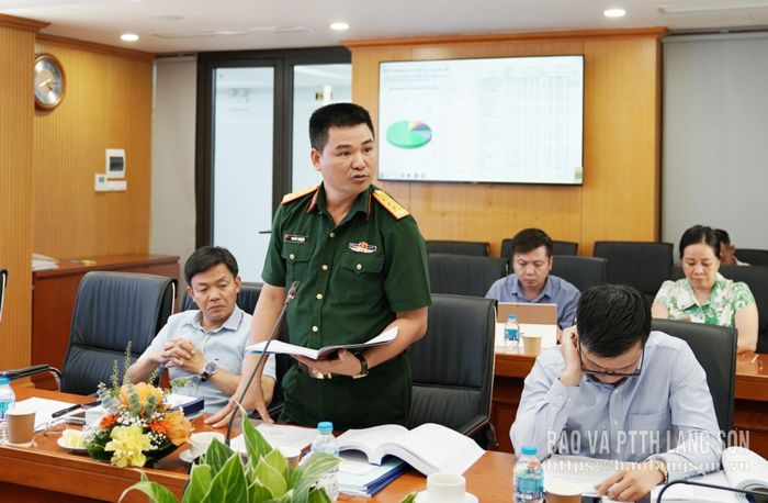 Đại diện Bộ Quốc phòng đóng góp một số ý kiến tại hội nghị 