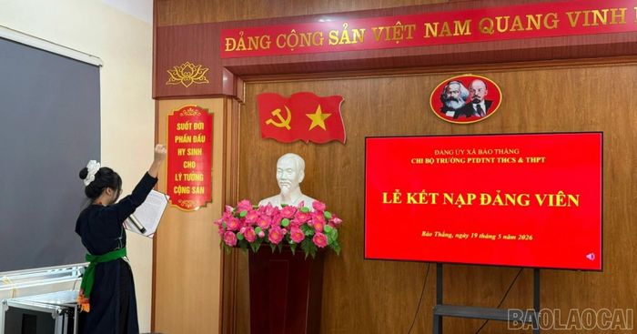Em Mã Thị Hiên đọc lời tuyên thệ trong lễ kết nạp Đảng.