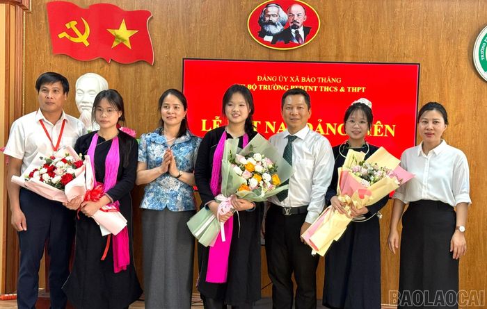 Các học sinh lớp 12 Trường Phổ thông Dân tộc Nội trú THCS và THPT Bảo Thắng trong lễ kết nạp Đảng.