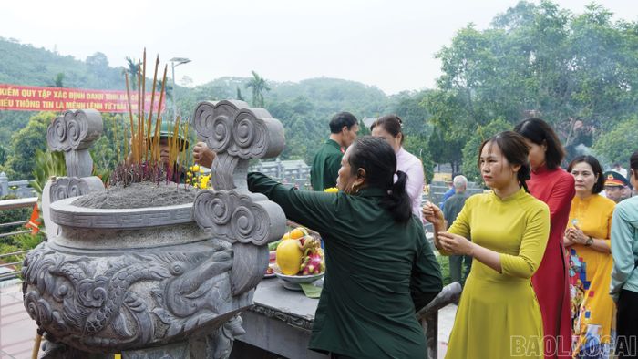 Các đại biểu và thân nhân các anh hùng liệt sĩ dâng hương bày tỏ lòng tri ân với các anh hùng liệt sĩ.